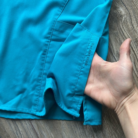 Wunderwink scrub top - Picture 3 of 4